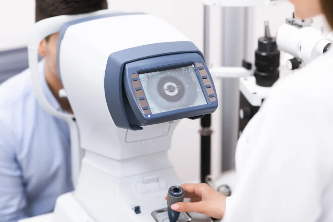 Advanced OCT and fundus imaging equipment for retina examination
